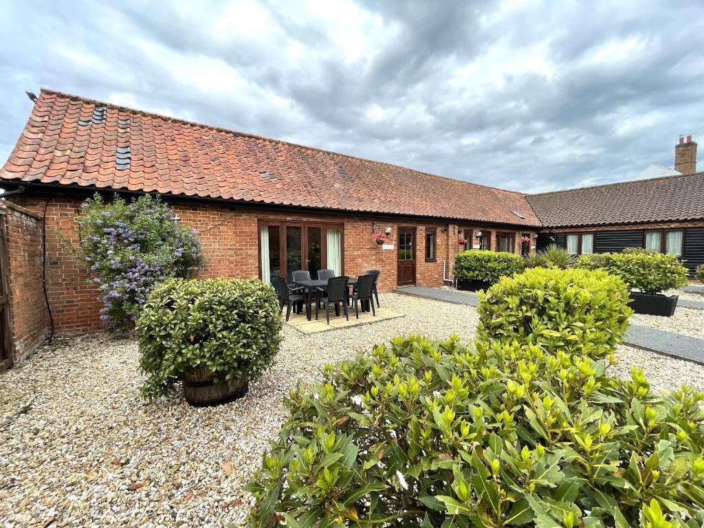 Wood NortonにあるBeechwoodのパティオ付きの家の外の景色を望めます。