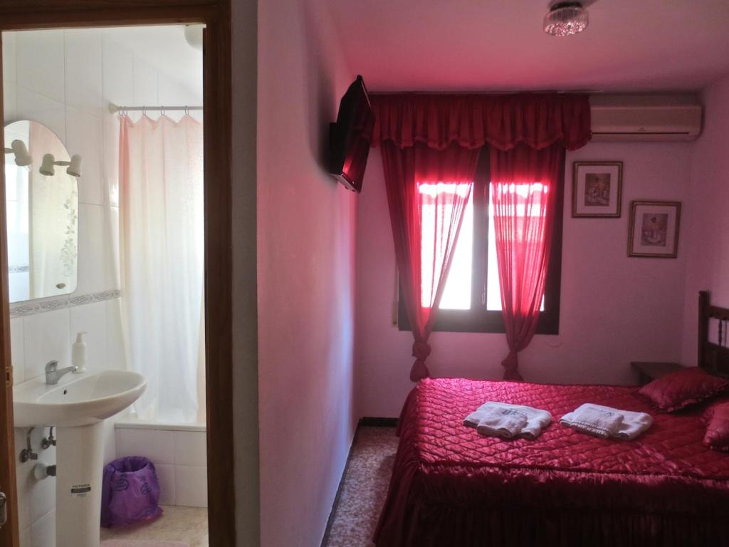 Postel nebo postele na pokoji v ubytování Hostal Roca