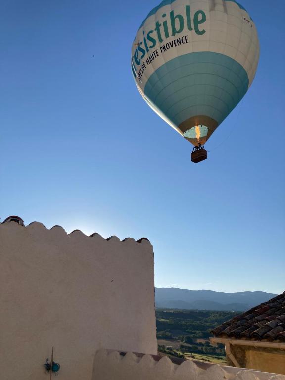 une montgolfière survolant un bâtiment dans l'établissement Maison du Portail, à Puimoisson