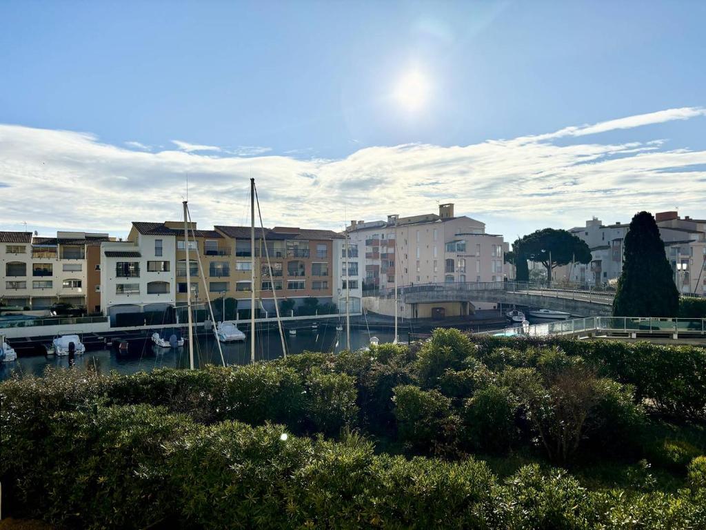 - une vue sur un port avec des bâtiments et des bateaux dans l'établissement STUDIO CABINE CLIMATISE AVEC CHAMBRE ALCÔVE, au Cap d'Agde