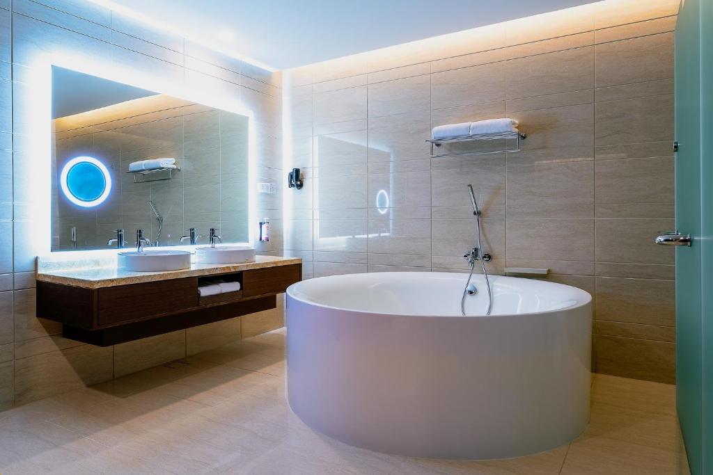 Koupelna v ubytování Movenpick Hotel & Convention Centre KLIA