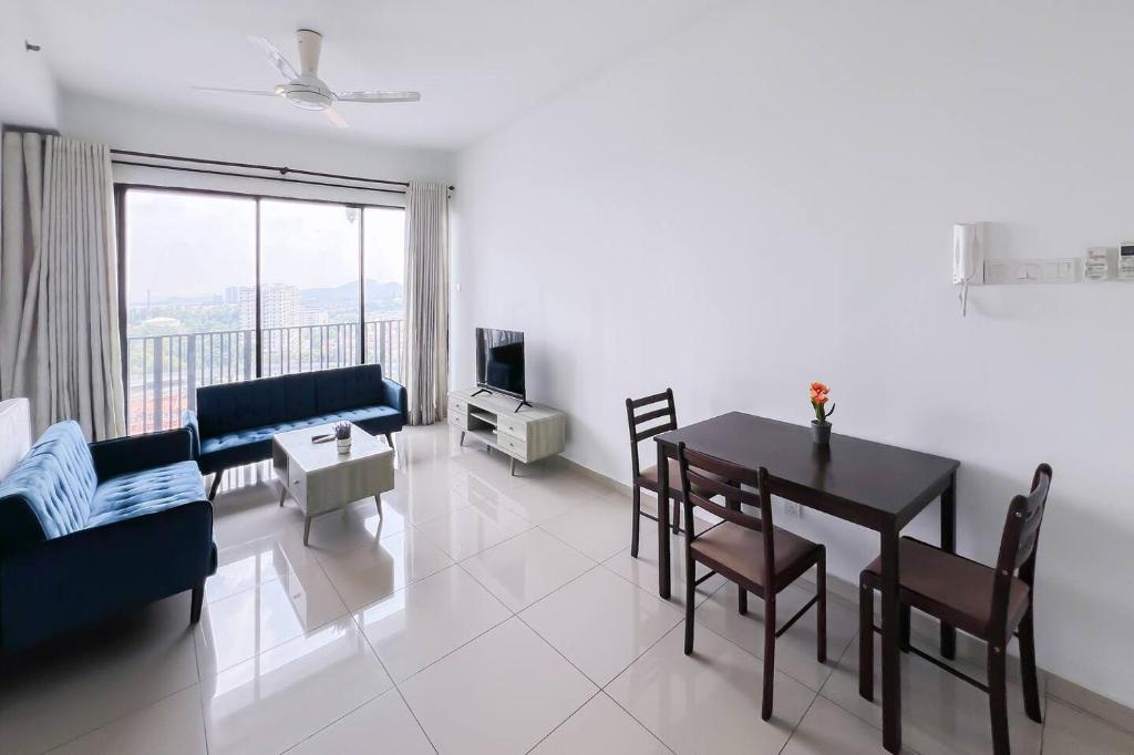 un salon avec une table et une salle à manger dans l'établissement 7 Pax 2 Bedroom iCity Shah Alam, à Shah Alam