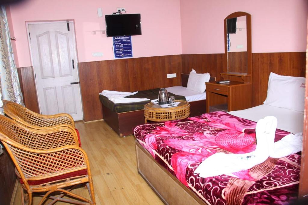 Postel nebo postele na pokoji v ubytování Madhu,padyappa Residency