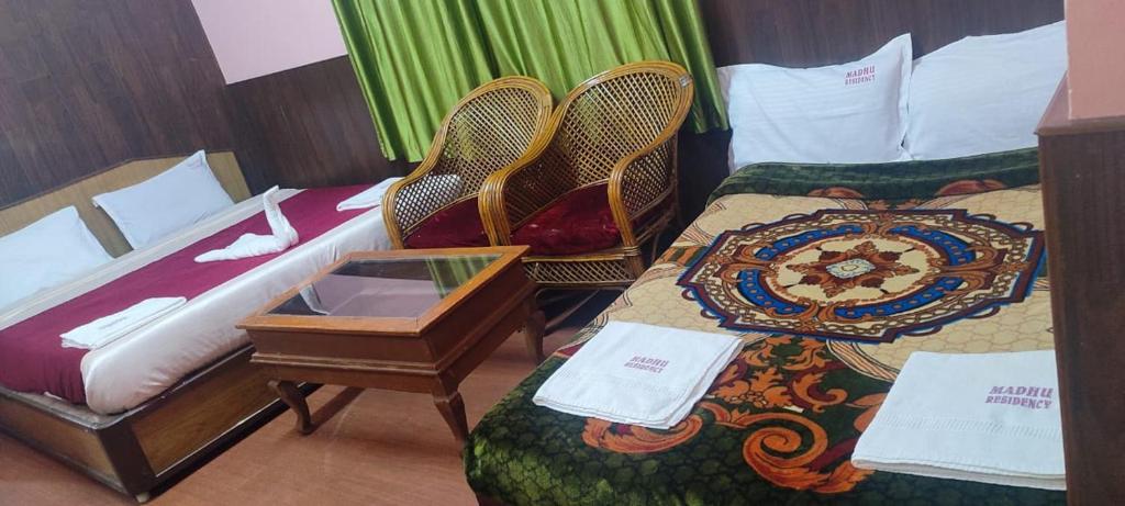 Postel nebo postele na pokoji v ubytování Madhu,padyappa Residency