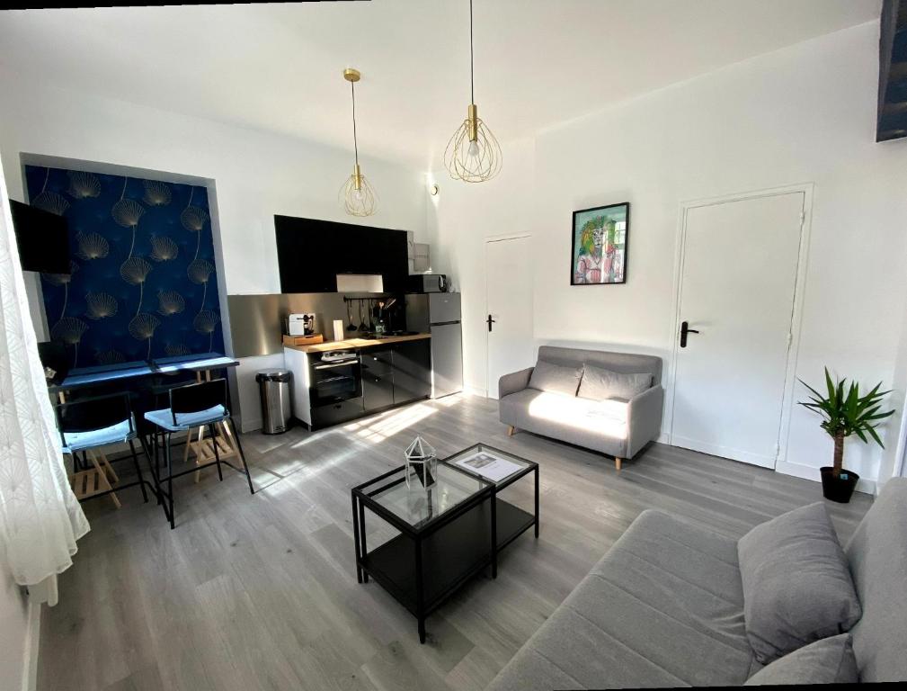 a living room with a couch and a table at Appartement Centre ville Louviers in Louviers