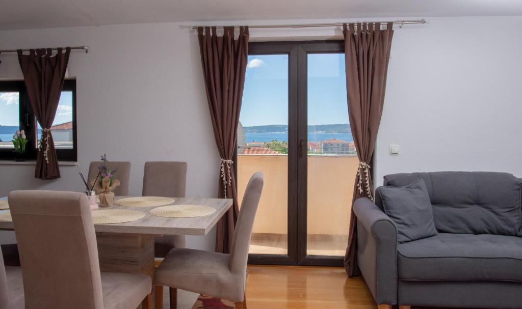 a dining room with a table and a chair at Apartment Ivana in Kastel Novi