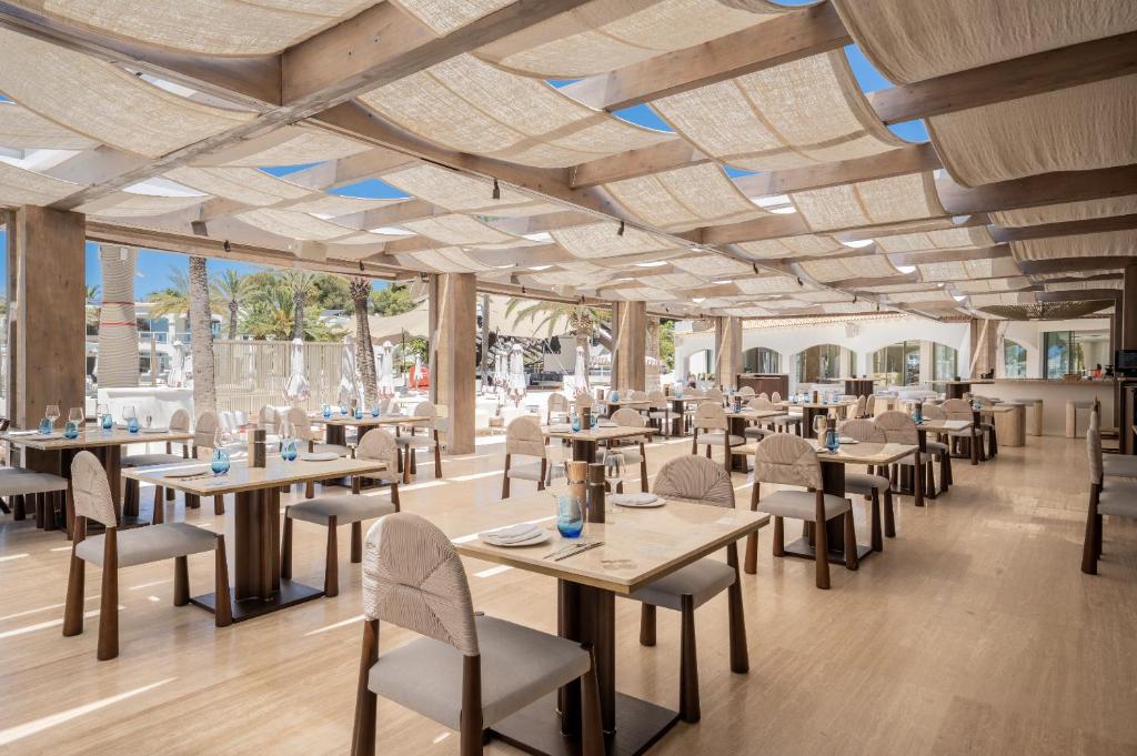 Reštaurácia alebo iné gastronomické zariadenie v ubytovaní Destino Five Ibiza - 5-Star Grand Luxe Resort