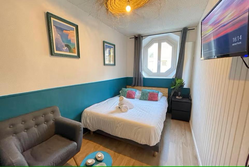 une chambre avec un lit, un canapé et une télévision dans l'établissement Le cabanon du Vieux Port, à Marseille