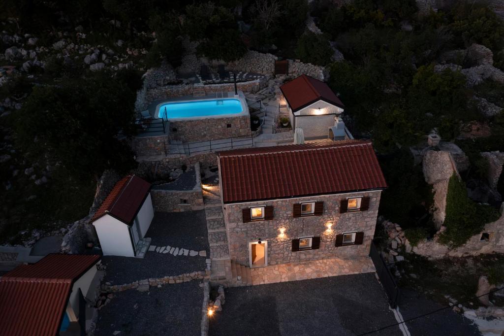 Bazén v ubytování Stone villa with open sea views and pool, in the heart of Nature Park, the sound of silence - by TRAVELER tourist agency Krk - ID 2681 nebo v jeho okolí