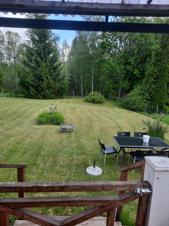 a view of a yard with a table and chairs at Hagälven i Hagfors in Hagfors