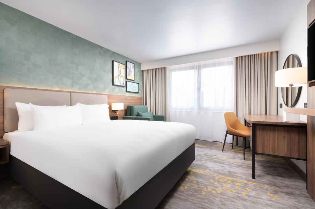 Postel nebo postele na pokoji v ubytování Holiday Inn London Gatwick - Worth by IHG