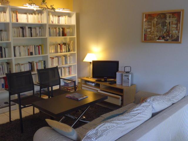 Il comprend un salon doté d'un canapé et d'une table avec une télévision. dans l'établissement COOL, à Thonon-les-Bains