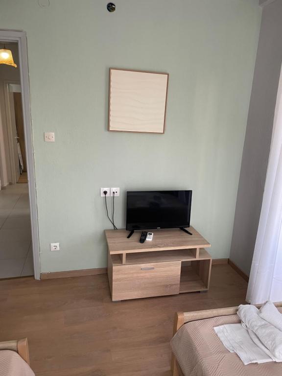 TV a/nebo společenská místnost v ubytování Theodora Villas Flogita beach