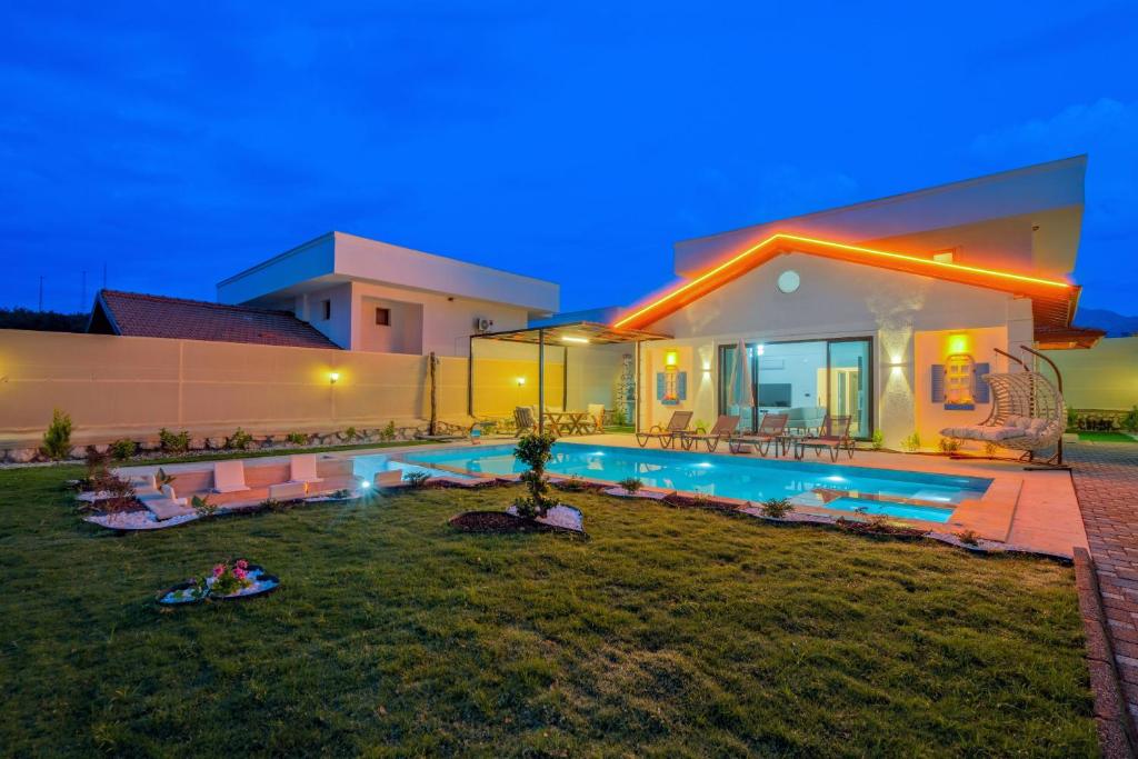 a house with a swimming pool in the yard at ADER DOĞA Villaları 6 in Zikirciler