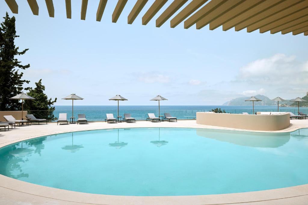 Bazén v ubytování Alkyna Lifestyle Beach Resort nebo v jeho okolí
