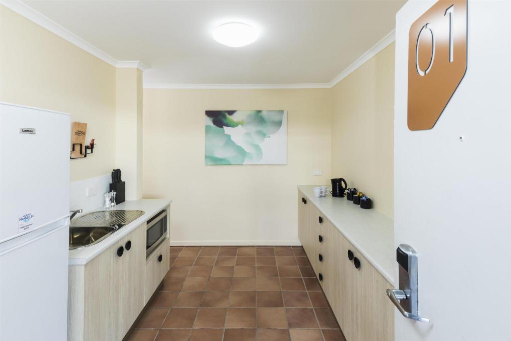 Nightcap At Balaclava Hotel - Resim 6