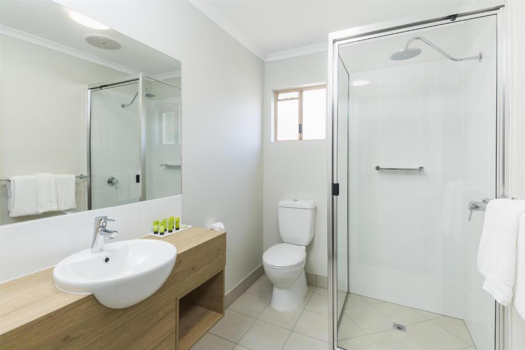 Nightcap At Balaclava Hotel - Resim 3