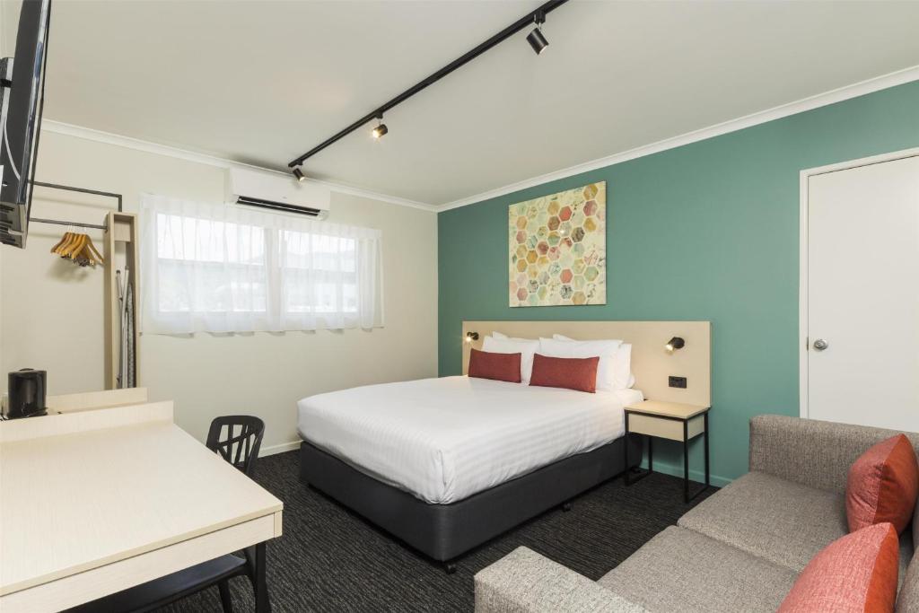 Nightcap At Balaclava Hotel - Resim 1