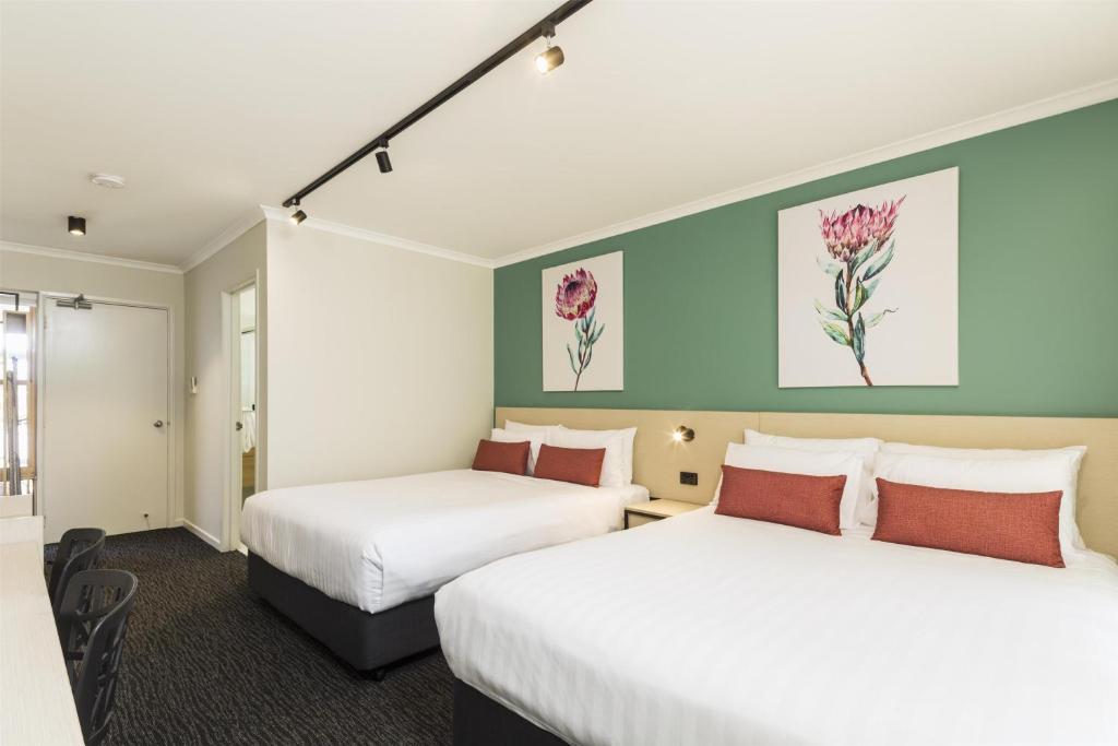 Nightcap At Balaclava Hotel - Resim 26