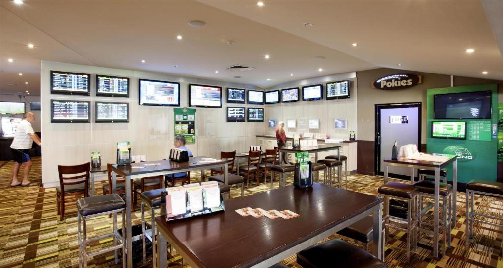 Nightcap at Edge Hill Tavern - Resim 5