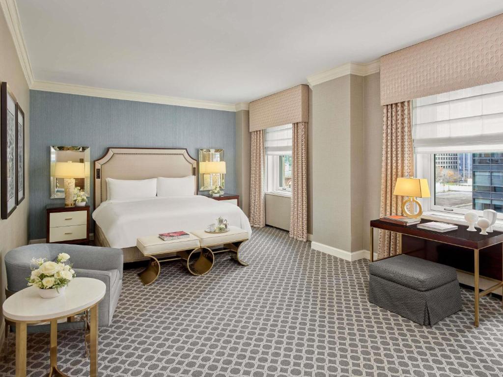 Postel nebo postele na pokoji v ubytování Fairmont Olympic Hotel
