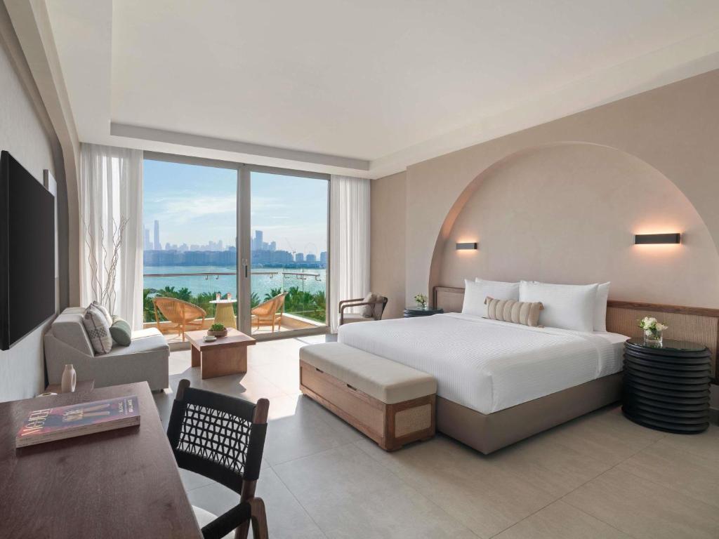 Ein Bett oder Betten in einem Zimmer der Unterkunft Rixos The Palm Hotel &amp; Suites - Ultra All Inclusive