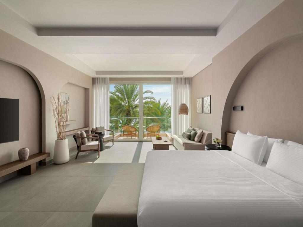 Ein Bett oder Betten in einem Zimmer der Unterkunft Rixos The Palm Hotel &amp; Suites - Ultra All Inclusive