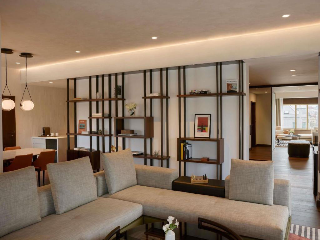 Posezení v ubytování Fairmont Golden Prague