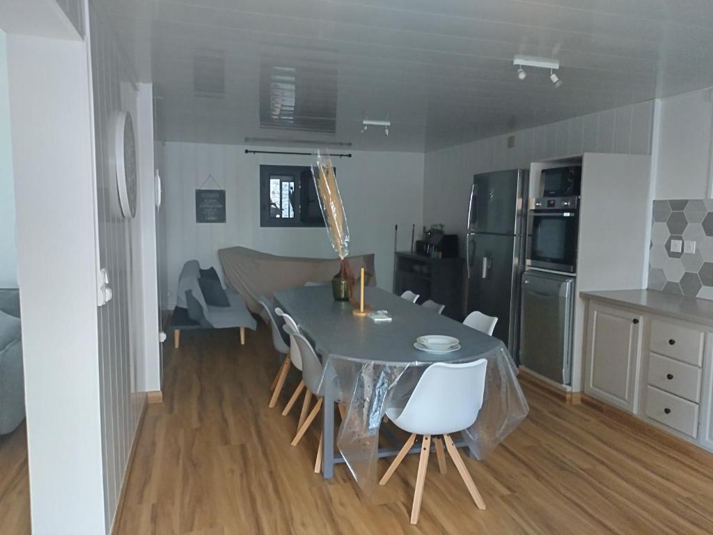 Kuchyň nebo kuchyňský kout v ubytování Villa océan