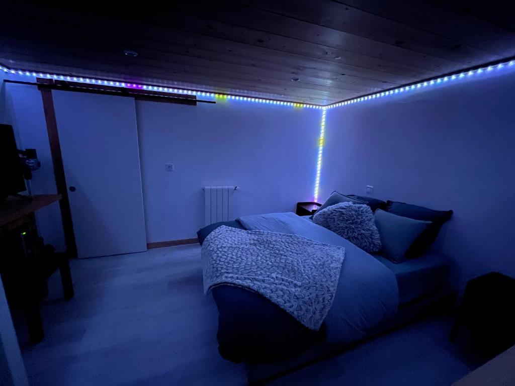 Postel nebo postele na pokoji v ubytování Chambre Individuelle avec salle d'eau - wc et parking