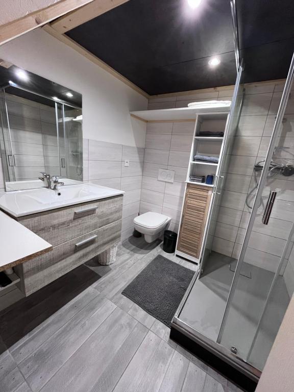 Koupelna v ubytování Chambre Individuelle avec salle d'eau - wc et parking