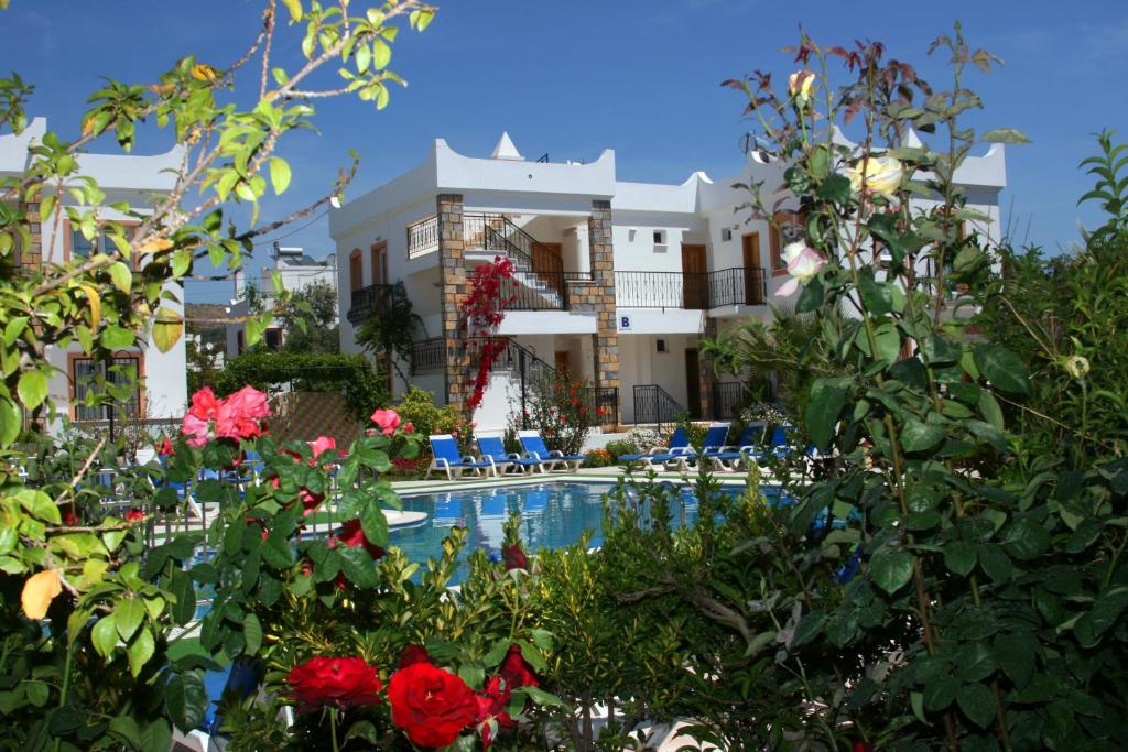 グムベットにあるAgar Apart Hotelのスイミングプールと花を楽しめるリゾートです。