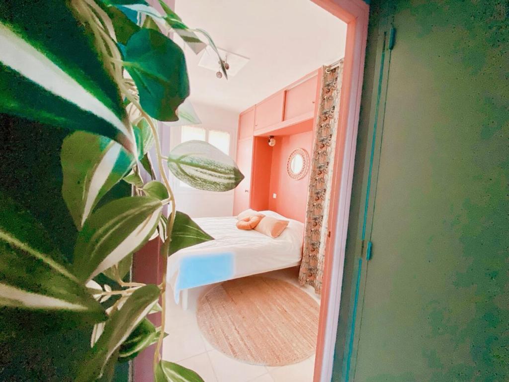 - une petite chambre avec un lit et une plante dans l'établissement T2 Unique Vue mer et accès plage - 43, à Canet