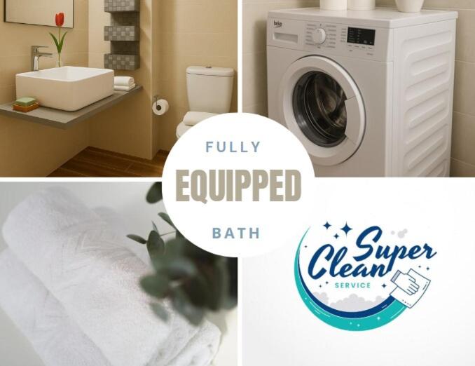 um banheiro com pia e máquina de lavar em Lovingly apartment Galatsi 1 em Atenas