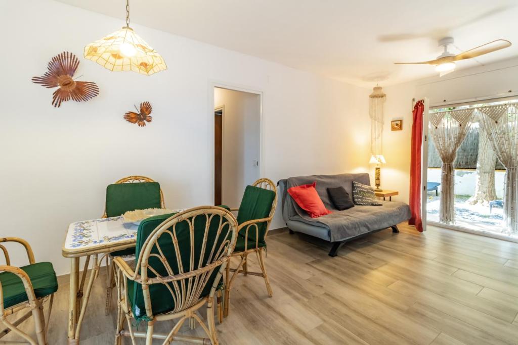 a living room with a table and chairs and a couch at La Farella La Coma 61 - apartamento zona tranquila in Girona