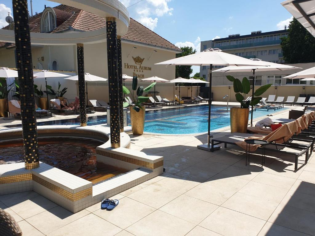 Bazén v ubytovaní Hotel Aurum alebo v jeho blízkosti