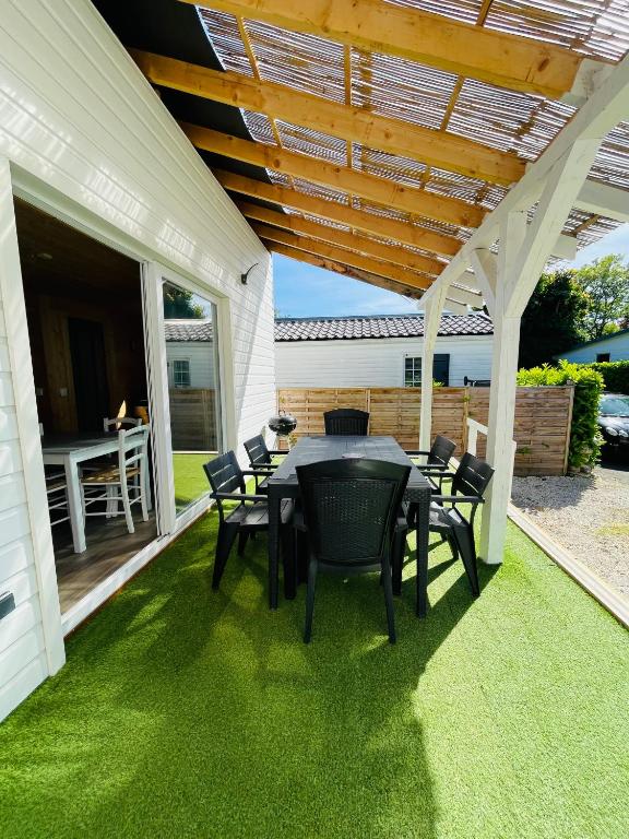 锡耶Bungal'eau的露台上的草地上摆着桌椅