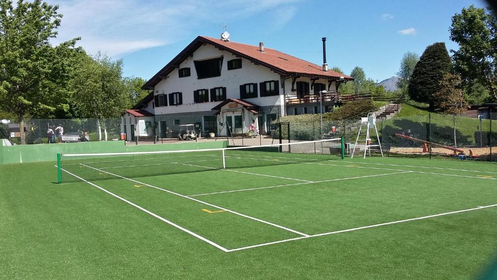Tenis a/nebo squash v ubytování Campeggio Ai Colli Fioriti nebo okolí