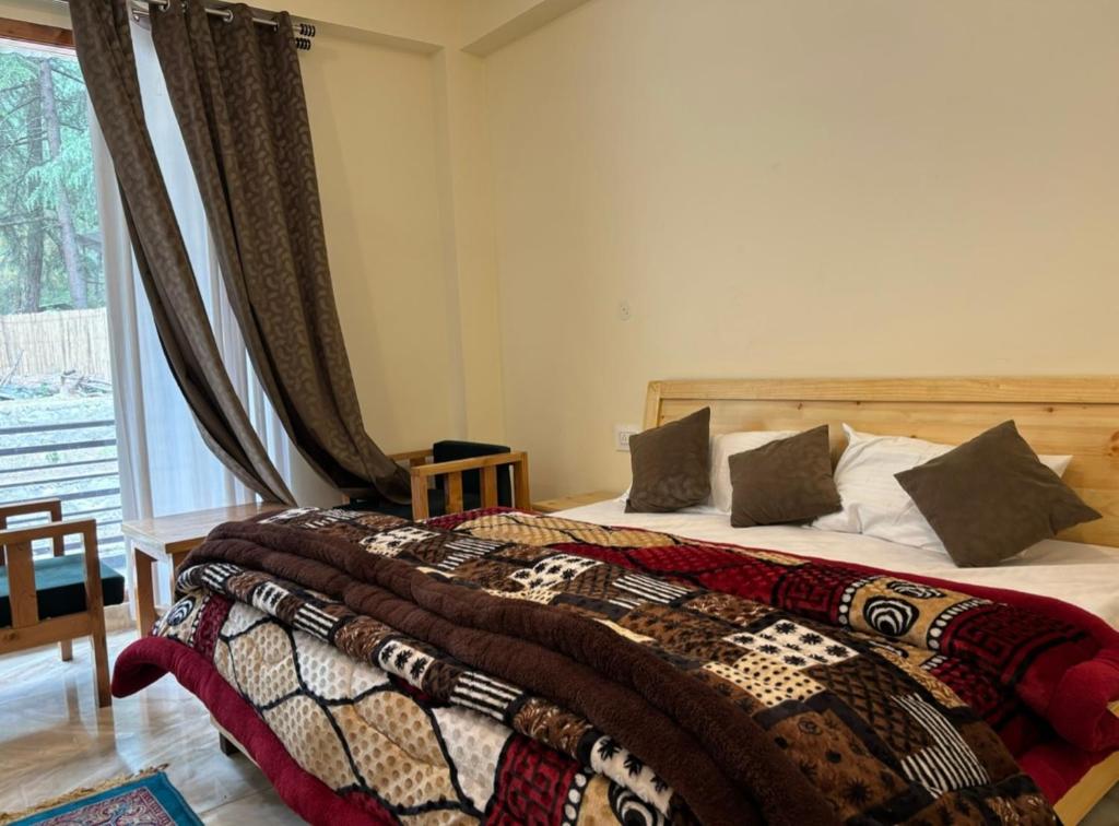 Postel nebo postele na pokoji v ubytování Hg resort and camp kasol