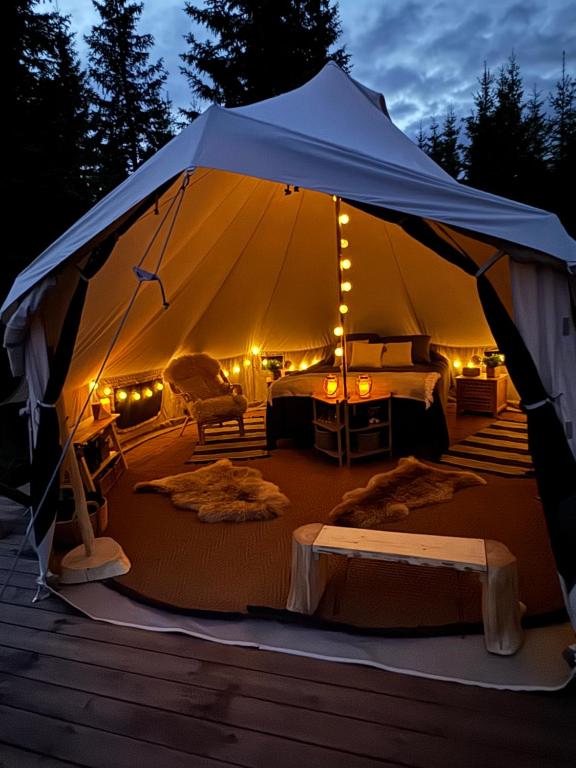Postel nebo postele na pokoji v ubytování Glamping Tent with amazing view in the forest