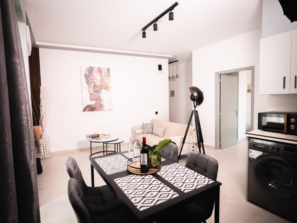 Η κουζίνα ή μικρή κουζίνα στο Sea Side Apartment Rhodes City Center