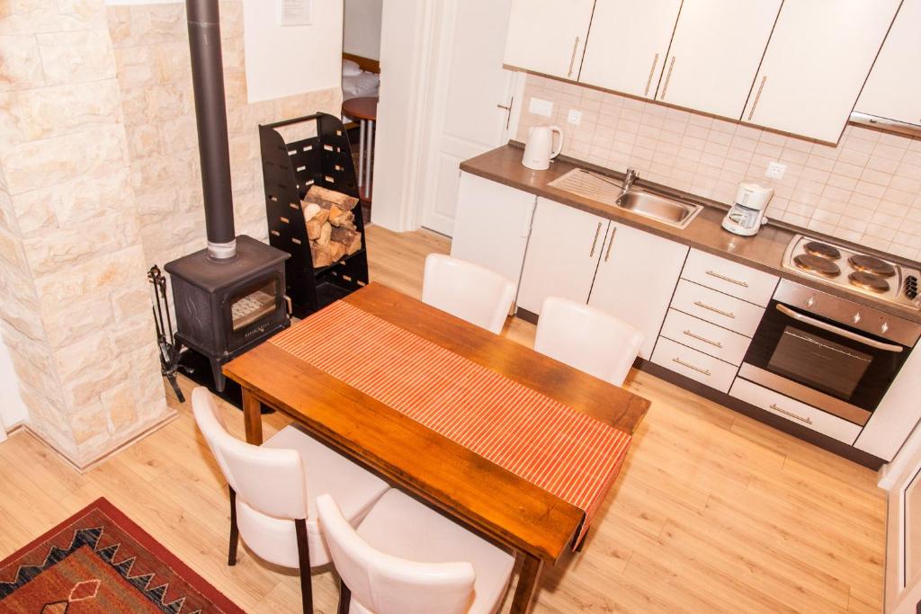 Kuchyň nebo kuchyňský kout v ubytování Apartments Bramado