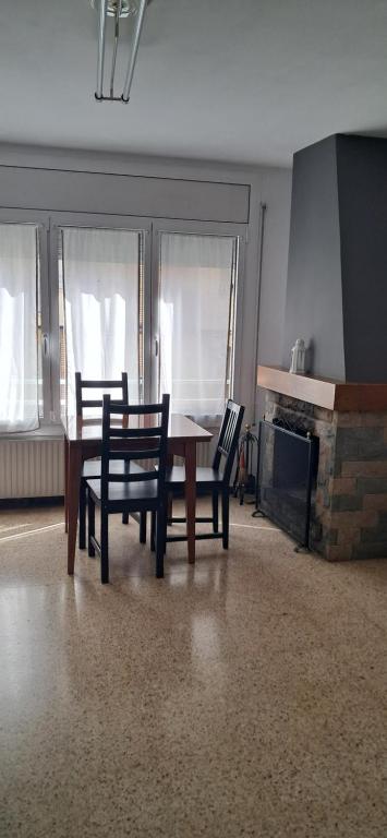 a dining room with two chairs and a table in a room at Apartamento CANYET in Berga