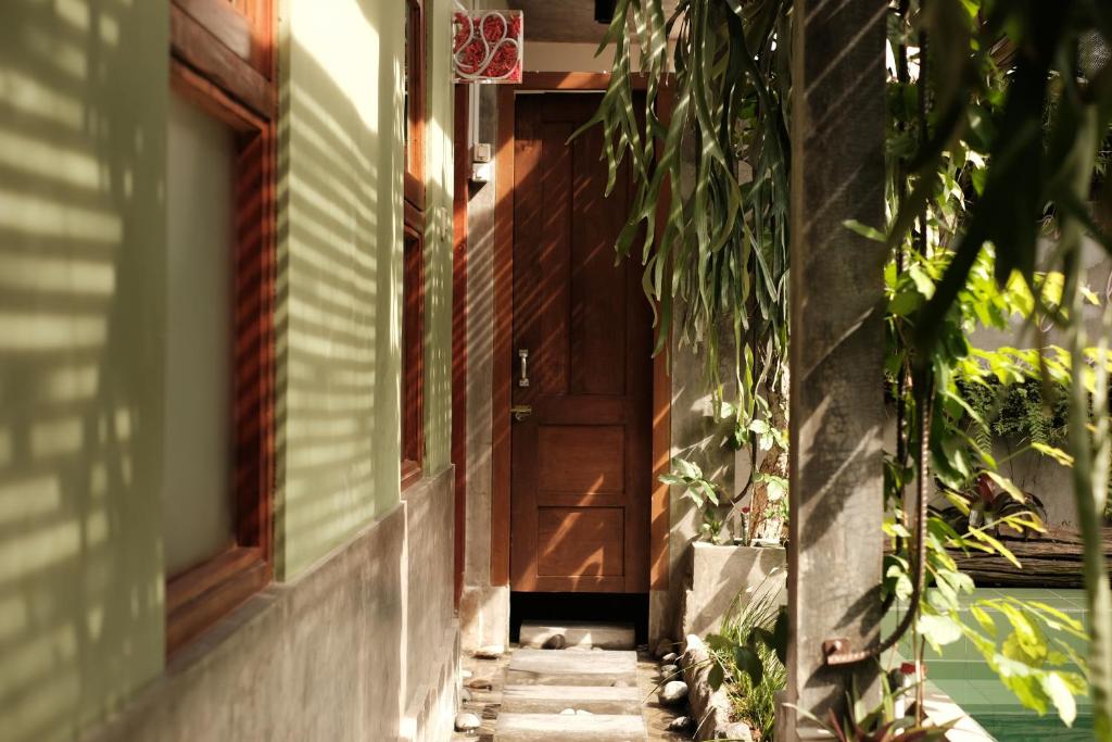 Um jardim no exterior de Abrakadabra Manshon