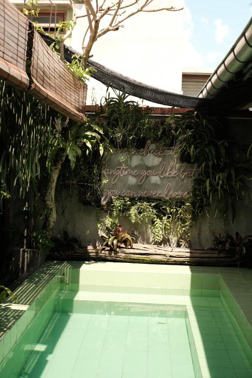 A piscina em ou perto de Abrakadabra Manshon