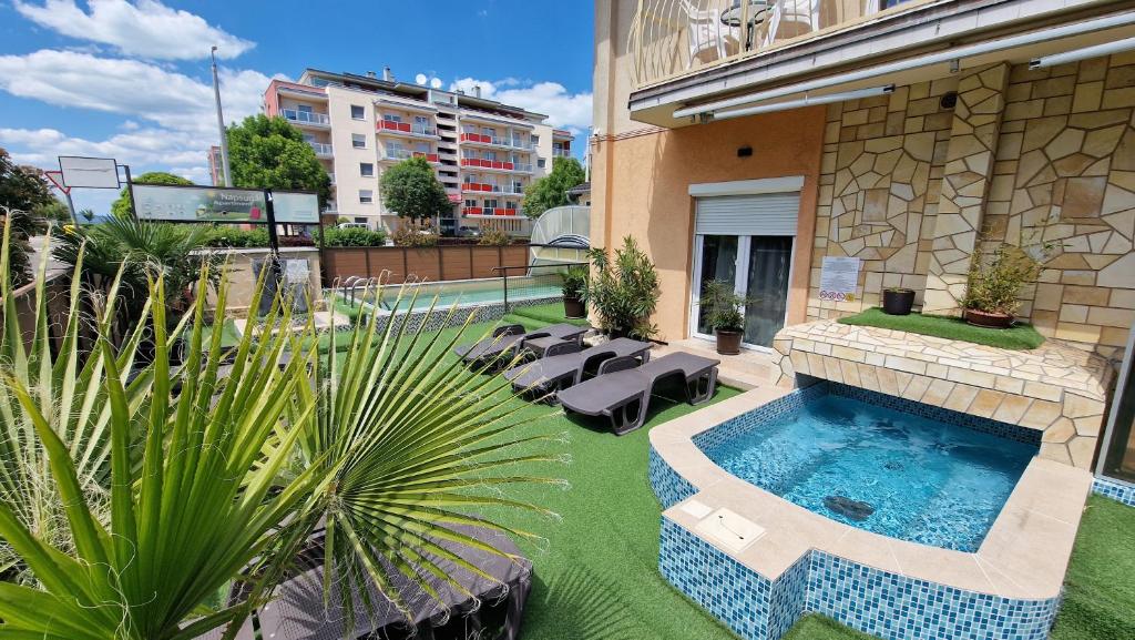 Bazén v ubytování Napsugár Apartmanház nebo v jeho okolí