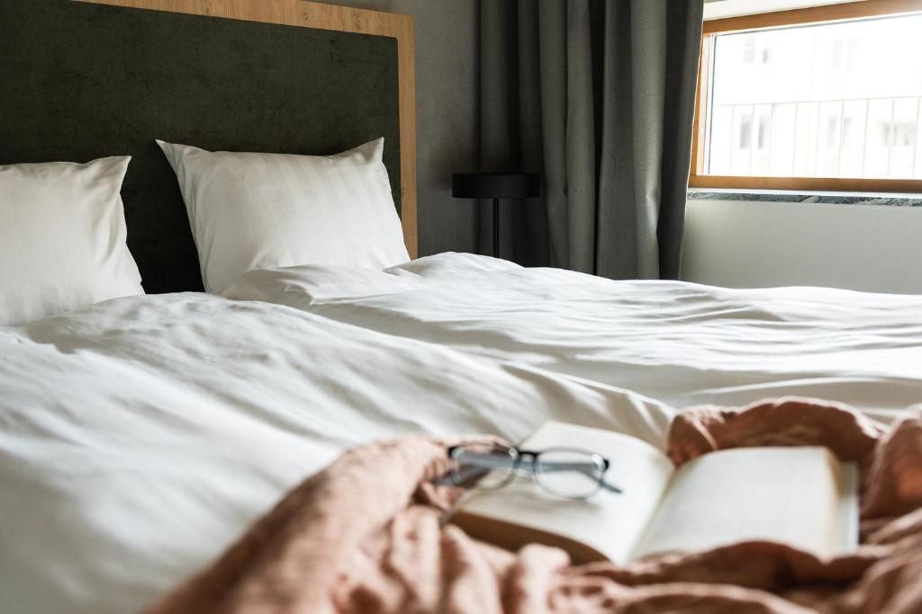 Postel nebo postele na pokoji v ubytování Vander Aparthotel Inre Hamnen
