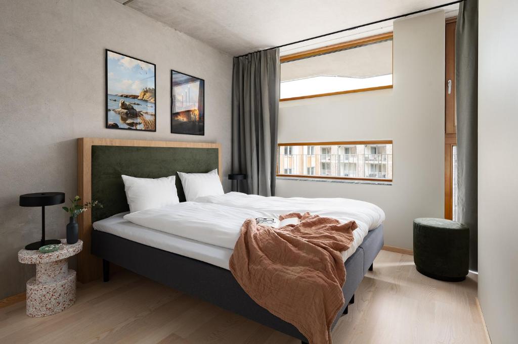 Postel nebo postele na pokoji v ubytování Vander Aparthotel Inre Hamnen