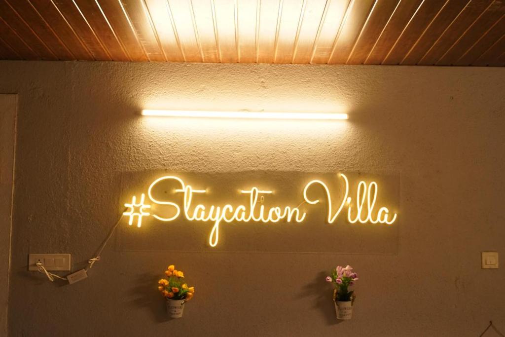 Φωτογραφία από το άλμπουμ του Staycation a six bedroom delux villa σε Jāmb