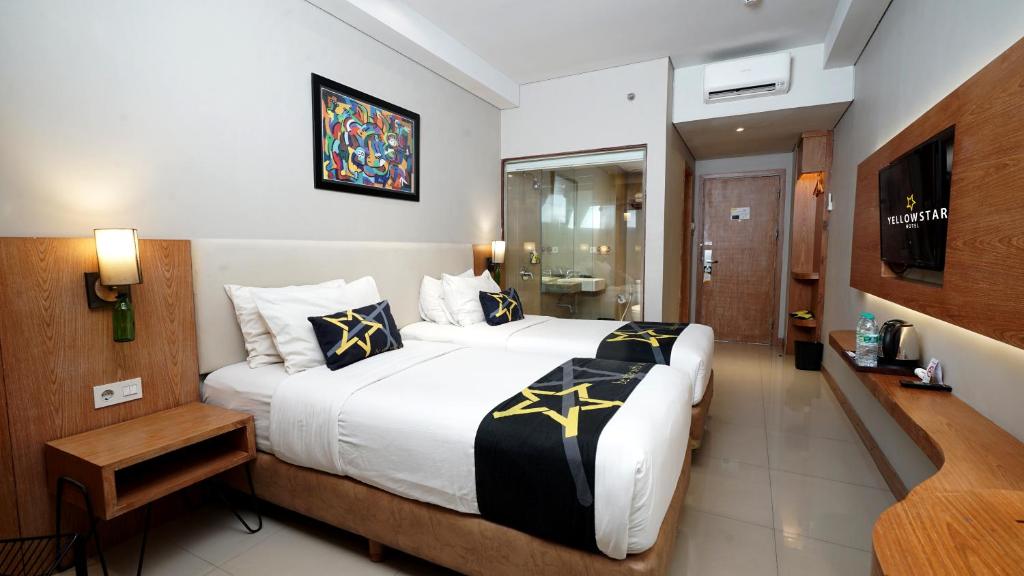 Cama o camas de una habitación en Yellow Star Gejayan Hotel